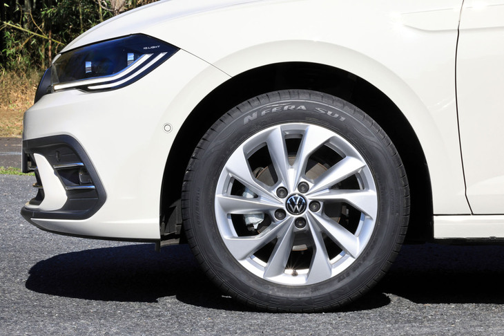 ノウハウの詰まったトレッドパターンに加え、高い真円性を実現するタイヤの構造も、優れた直進安定性に寄与。高速走行に対するこだわりの強さは、欧州で高く評価されるネクセンならではのポイントだ。