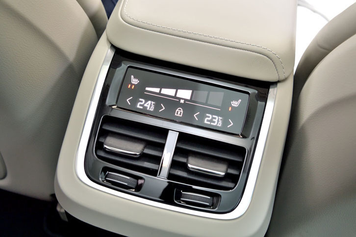 後席用のエアコン吹き出し口。リアのシートヒーターは、グレードによりオプションまたは標準で用意される。