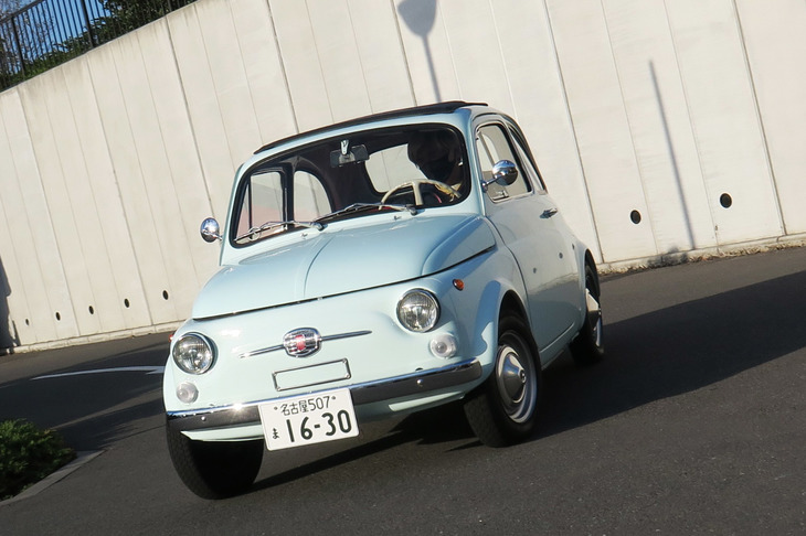 モーターの最高出力は13kW（約18PS）と、オリジナルの「500」とさほど変わらないが、最大トルクは実に160N・mを発生。それは快活に走るわけである。