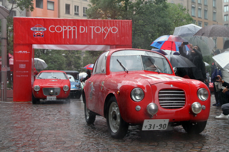 一向にやむ気配のない雨の中、午前9時30分にスタート。カーナンバー1は1948年「フィアット500ザガート パノラミカ」。“トッポリーノ”の愛称で呼ばれる初代「フィアット500」がベースで、誕生当時はまだ曲面ガラスがなかったため、ウインドシールドは3枚の平面ガラスで構成されている。ゲートに控えるカーナンバー2は「フィアット1100TVザガート」。