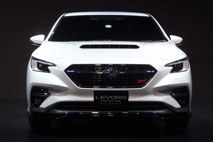 「レヴォーグ プロトタイプSTI Sport」はその名のとおり試作品だが、キャビン前方の上部には、運転支援システム「アイサイト」のカメラが確認できる。