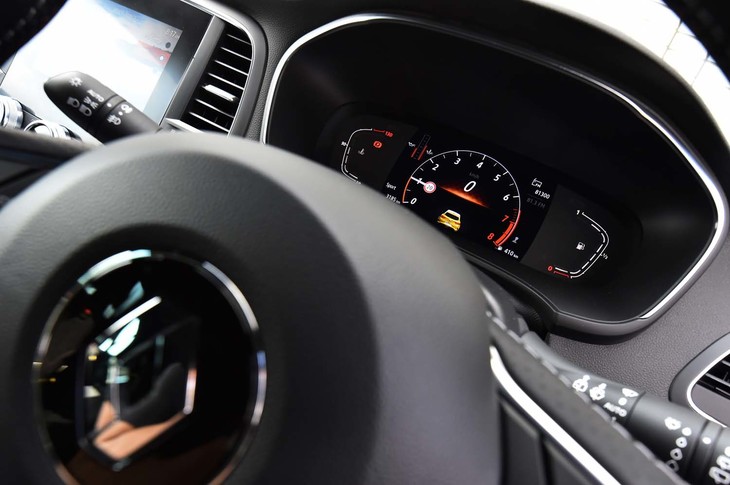 「メガーヌR.S.トロフィー」のメーターパネルは液晶タイプ。走行モードの切り替えに合わせてグラフィックが変化する。