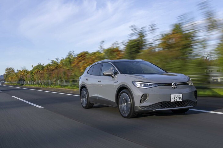 試乗車の車両重量は2140kgで、前軸側が1010kg、後軸側が1130kg。全12のモジュールからなる容量77kWhの駆動用リチウムイオンバッテリーが493kgを占めている。