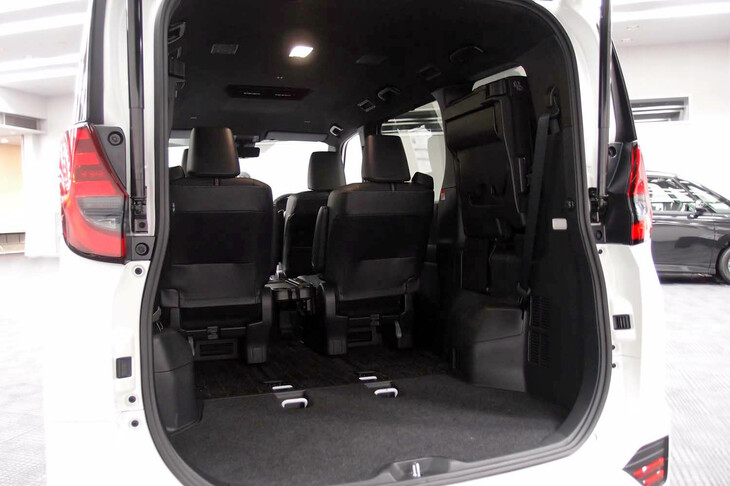 トヨタ・ノアS-Z＜7人乗り／ハイブリッド車＞（3列目シートをはね上げた状態の荷室）