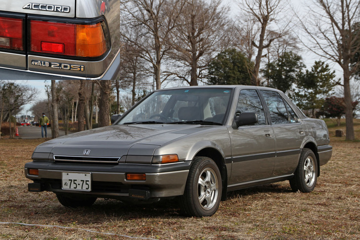 「アコード セダン2.0Si」。1985年に登場した3代目アコードのセダンのトップグレード。4輪ダブルウイッシュボーンサスペンションとリトラクタブルライトの採用によって、当時のホンダ車に共通する低いボンネットを実現していた。テールに貼られたエンブレムの「4W A.L.B」とは4輪ABSのこと。日本でABSを初めて導入したホンダは、ALB（アンチロックブレーキシステムの略）と呼んでいたのだ。