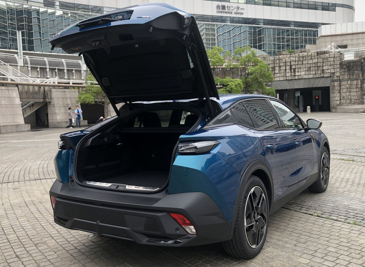 「508」と同じくリアゲートが備わる「408」。プラグインハイブリッドモデルのラゲッジスペース容量は5人乗車の通常使用時で471リッター。リアバンパーの下に足を差し入れる動作でリアゲートが自動で開閉する、ハンスフリー電動テールゲートも標準で装備される。