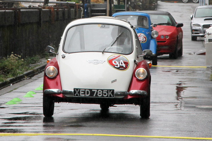 PC競技中の1963年「トロージャン200」。ドイツの三輪バブルカー「ハインケル」をイギリスでライセンス生産したモデル。「BMWイセッタ300」と「アルファ・ロメオ・スパイダー」が続く。