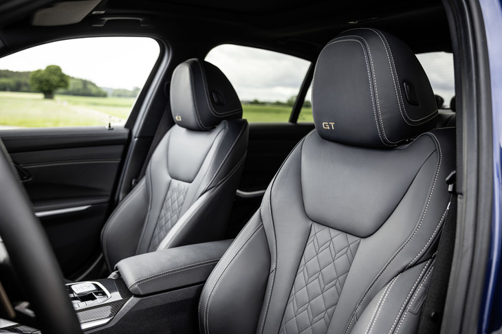旧アルピナがこだわり抜いた上質なレザーを採用する「B3 GT」のシート。ヘッドレストにはゴールド系の「オロ・テクニコ」カラーで刺しゅうされた「GT」の文字が入る。