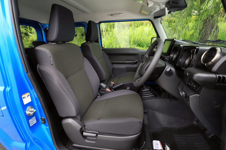 シートには最廉価の「XG」を除き、はっ水加工の表皮と運転席／助手席シートヒーターを採用。前席のスライド機構は10mmごとにピッチが切られており、前後のポジションを細かく調整できる。