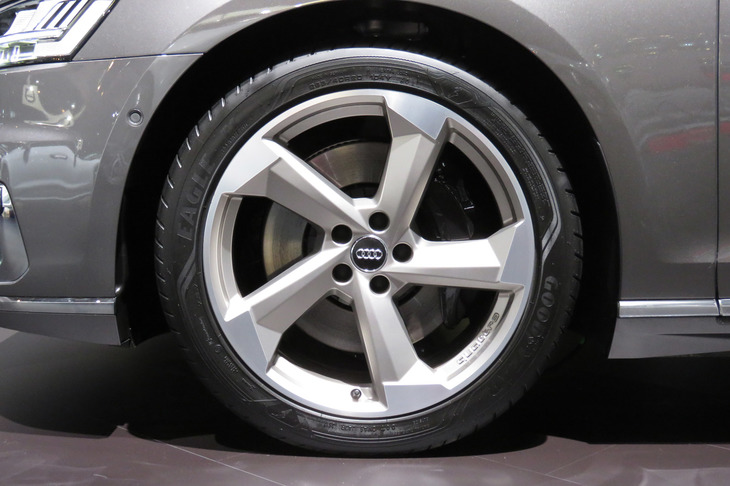 アウディA8 L（フロントホイール）