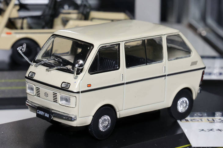 これからミニカーコレクションを始めようという人々をターゲットにしたとうたうブランド、ファースト43の1/43「スズキ・キャリイ バン」。ジウジアーロの手になるスタイリッシュな軽ワンボックスバン。