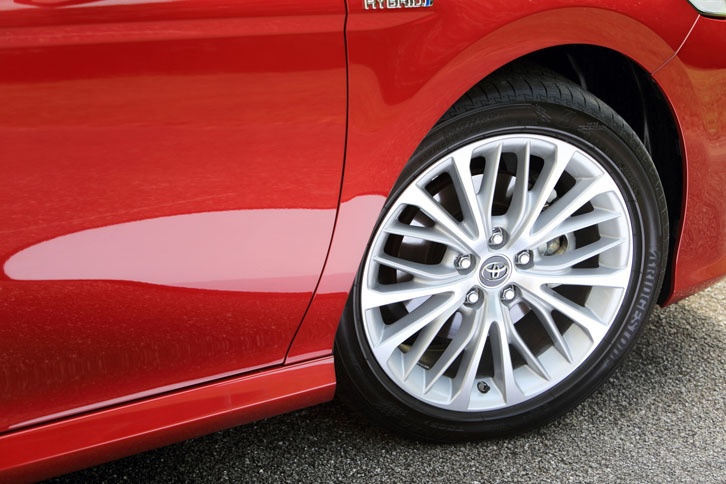 上級モデルの「G“レザーパッケージ”」には、切削光輝加工とシルバー塗装を施した18インチアルミホイール（写真）が装着される。