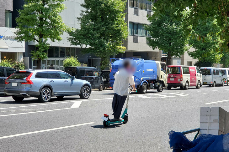 通りの反対側にある脇道に入ろうと、対向車線を30mほど逆走しつつ道路を渡るLUUP利用者。「対向車がいないから安全」という判断だろうが、こうした運転に対する世間の風当たりは強くなる。