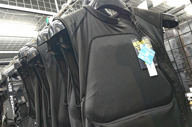 バイク用プロテクターにはベストタイプ（写真）やジャケットタイプのものもあり、それぞれに一長一短がある（詳しくは店員さんに聞こう。親切に教えてくれるぞ）。また最近は通気性を考慮したものも多い。