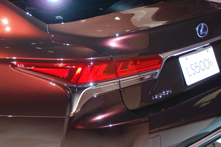 LS500h（リアコンビランプ）