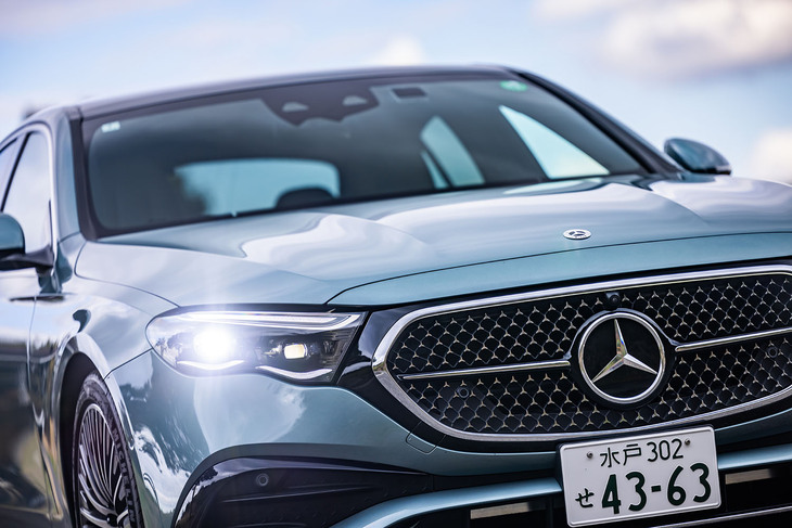 スリーポインテッドスターとグリルを一体化させた3Dデザインのフロントグリルを採用。「EQE」などBEVとのデザインテイストの共通化が図られている。