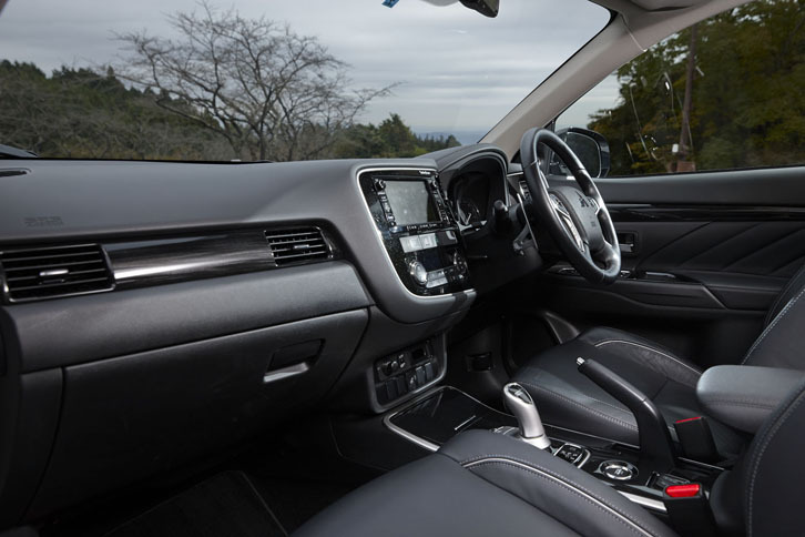 ブラック基調でコーディネートされた室内。このほか、インストゥルメントパネルやドアパネルの下方とシート表皮がブラウンで統一されたインテリアカラーも選択できる。