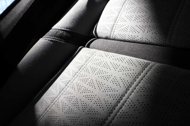 英国国旗をかたどった「ダップルグレイプレミアムテキスタイル＆ライトオイスタースエードクロス」（41万6000円）で仕立てられた試乗車のシート。