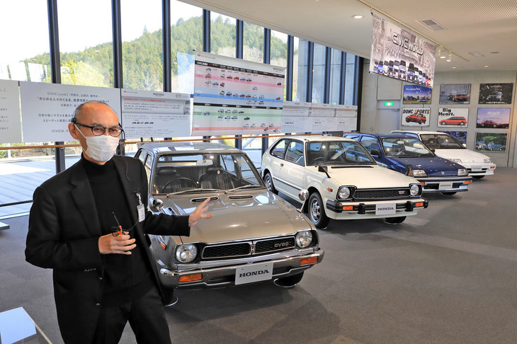 企画展「CIVIC WORLD 受け継がれるHondaのDNA」にて、展示車両を解説する本田技術研究所の大蔵智之氏。長年にわたり「シビック」のデザインに携わってきた人物だ。