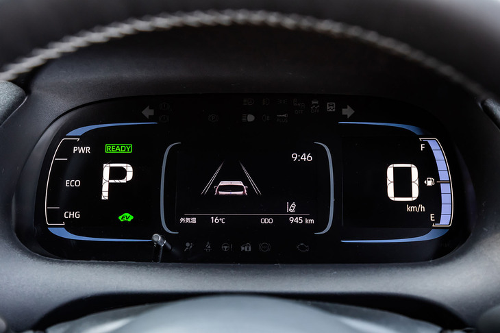 4.2インチの液晶ディスプレイとデジタルメーターを組み合わせた計器パネル。表示内容やデザインは標準モデルに準じたものになっている。