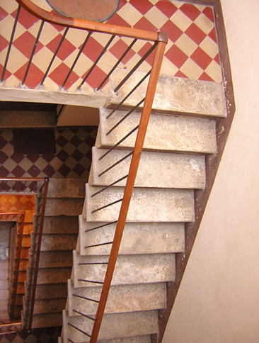筆者が最初に住んだアパルタメントの階段。6階建てだったが、エレベーターは無し。ひたすら上り下りした。