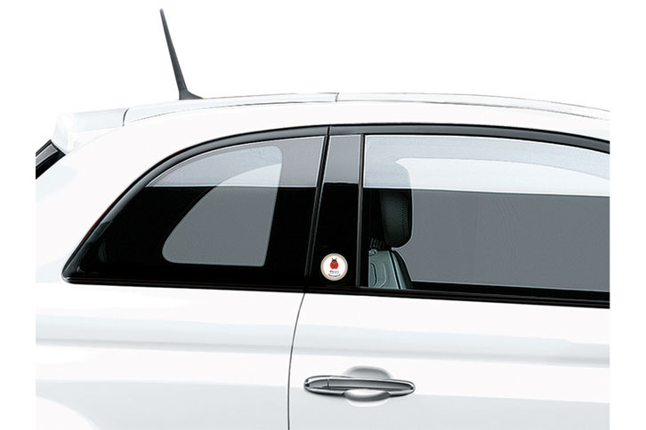 「コッチネッラ」とはイタリア語で「てんとう虫」の意。Bピラーにエンブレムが付加される。