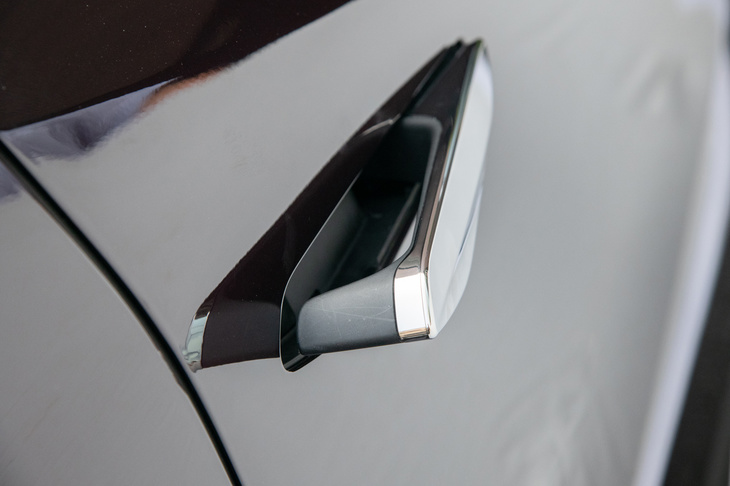 「リトラクタブルドアハンドル」は、キーを持った人物が車両から3m以内の距離に近づくと検知、1.5m以内に近づくと、自動でキーを解錠する。一方で、解錠状態で3分間放置された場合や、クルマが発進して車速が3km/hを超えたとき、キーを持った人物が車両から2m以上離れた際には自動で施錠し、ドアハンドルを格納する仕組みとなっている。