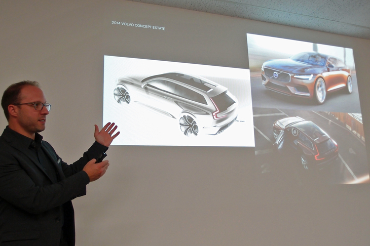 「V60」のデザインスタディーとなった成功作「コンセプト エステート」について解説するメイヤー氏。この時点では3ドアモデルとしてデザインスケッチが描かれていた。