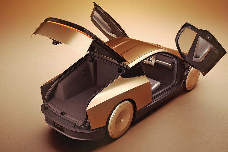 キャビンの後方には広大なトランクルームが備わる。