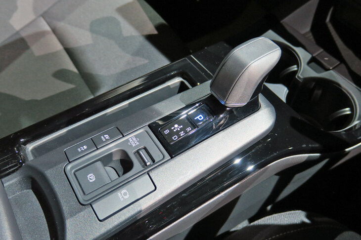 トヨタ・プリウス2.0L HEVプロトタイプ（センターコンソール＆シフトセレクター）