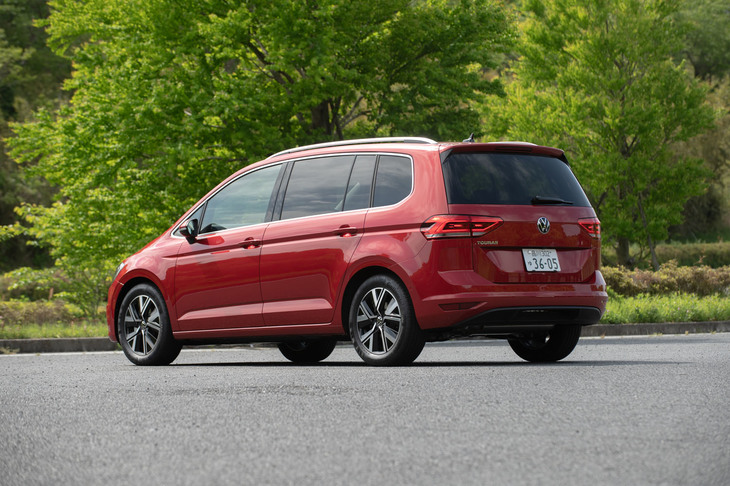 「ゴルフ トゥーラン」はフォルクスワーゲンのコンパクトミニバンである。全幅は1830mmなので5ナンバーサイズには収まらないが、全長は4535mmに抑えられている。