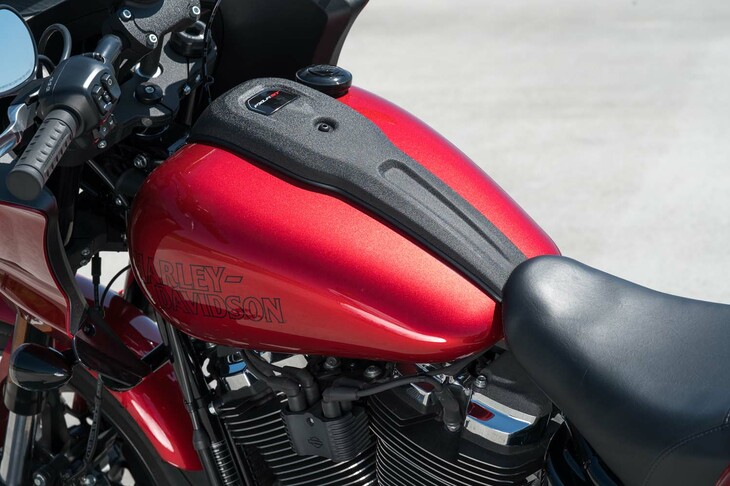 燃料タンクの容量は18.9リッター。5.6リッター/100kmというカタログ燃費にならえば、航続距離は350km弱といったところだ。