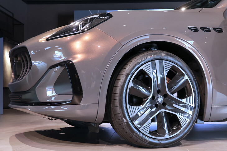 ホイールは21インチで、グロッシー（ツヤあり）ブラック✕グレーの仕上げが施されている。やや見にくいが、ブレーキキャリパーは、コッパー（銅）色で、「fuoriserie」の文字が刻まれている。