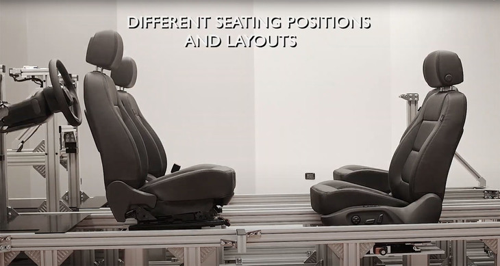 ドアやステアリング、シートポジション、フロア高などの物理的な要素は、自在に調節できる。（写真＝Italdesign）