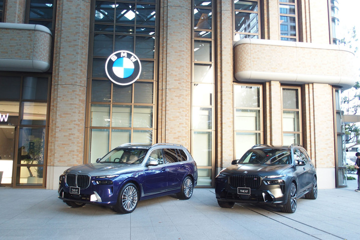 東京・麻布台ヒルズのブランドストア「FREUDE by BMW」で行われた「BMW X7ブラックアルファ」（写真右）の発表イベントには、日本オリジナルコンセプトモデル「BMW X7錦ラウンジ」（同左）も展示された。