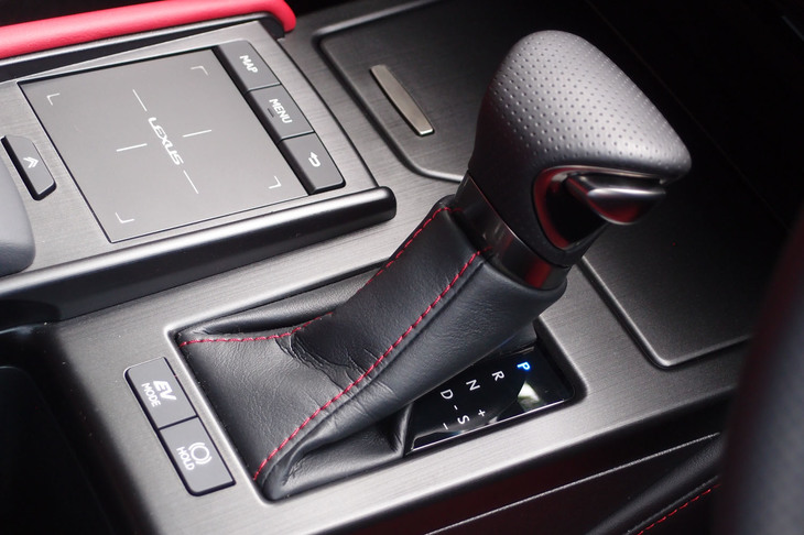 レクサスES300h“Fスポーツ”（シフトレバー）