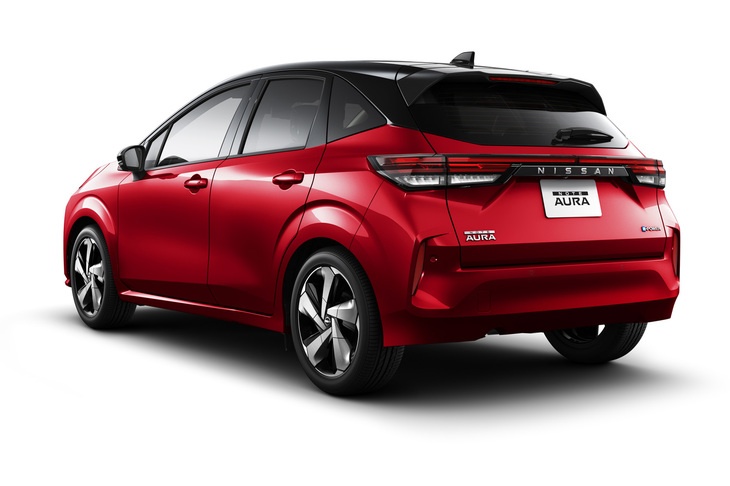 「ノート オーラ」の全幅は1735mmで3ナンバーサイズとなるが、5ナンバー車の「ノート」よりもおしゃれな内外装と安定感の高い走りがカーマニアの琴線に触れそう……ということで選出した。前輪用モーターが最高出力136PS、最大トルク300N・mを、後輪用モーター（4WD車）が最高出力68PS、最大トルク100N・mを発生する電動パワートレイン「e-POWER」を搭載。
