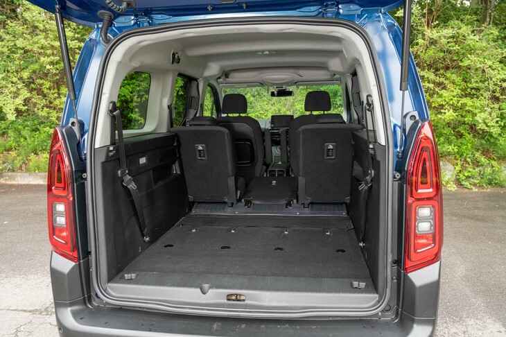 3列目を取り外し、2列目シートの中央を倒したところ。