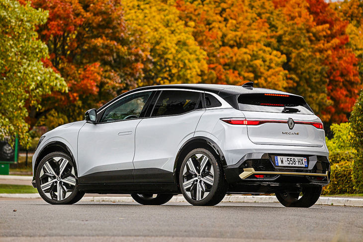 ドアハンドルはフロントがフラッシュサーフェスタイプで、リアは「クリオ（日本名：ルーテシア）」と同じCピラー一体型。ボディーサイドは極めて滑らかだ。