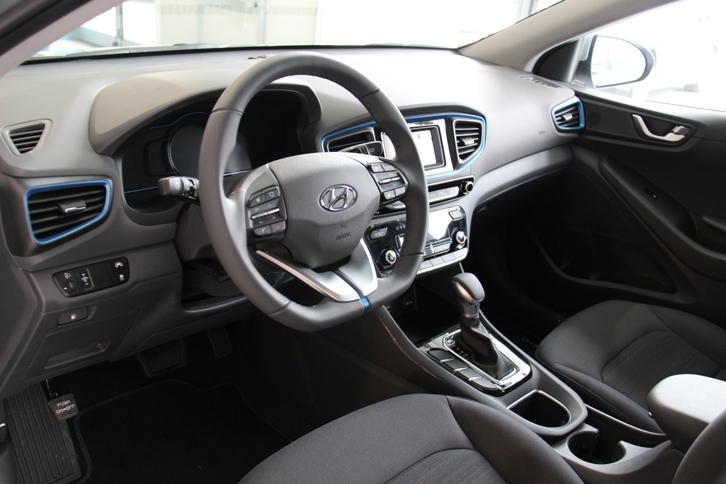 「アイオニック ハイブリッド」のインテリア。センターコンソールのセレクターレバーの奥には、モバイル機器のワイヤレス充電プレートも用意される。シートは硬め。質感は従来のヒュンダイ車の質実剛健さを知っている人なら、十分納得できるレベル。
