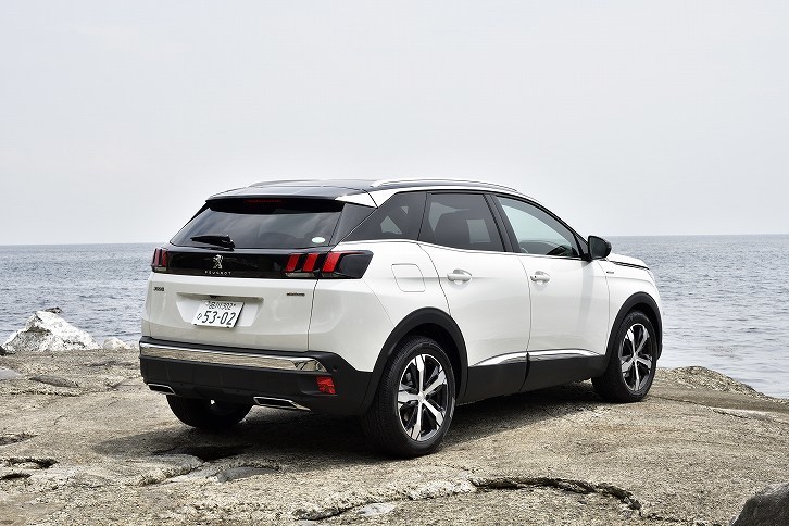 「GTライン」の外観上の特徴は、サイドウィンドウの下端のモールやリアアンダーガーニッシュがクロームとなること。またルーフが黒（ブラックダイヤモンドルーフ）となることなど。