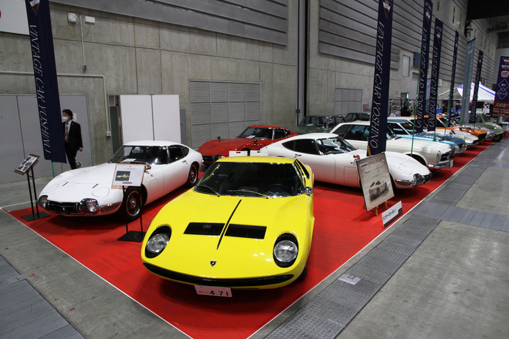 「ランボルギーニ・ミウラ」、3台の「トヨタ2000GT」などをそろえたビンテージカー ヨシノのブース。これは開場直後の光景だが、すぐに人だかりができて、とてもこんなカットは撮れなくなった。