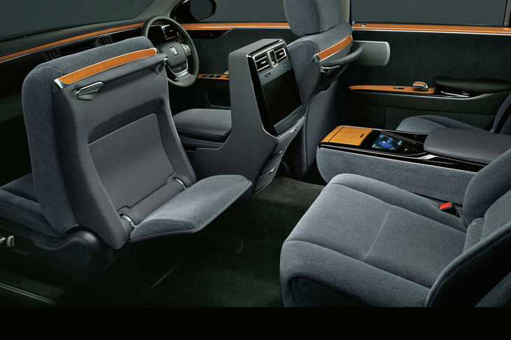 後席の左席には、フットレスト機能付きの電動オットマンが備わる。