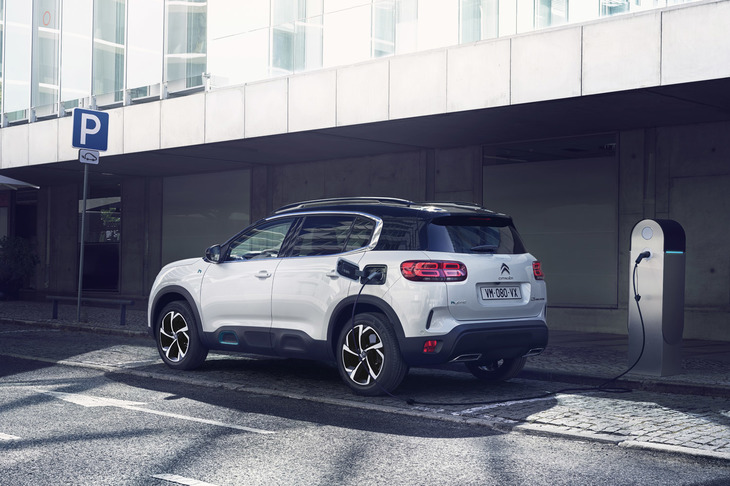 「シトロエンC5エアクロスSUVプラグインハイブリッド」のリアビュー。「ブラン ナクレ」「グリ プラチナム」「ブルー チジュカ」「ブラン バンキーズ」の4種類の外装色をラインナップしている。