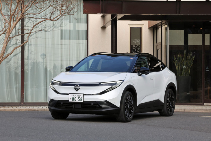 2025年10月8日に発表され、2026年1月から納車がスタートした日産の新型「リーフ」。日産初の量産型電気自動車として2010年に登場した初代から数え、この最新モデルが3代目となる。今回は容量78kWhのリチウムイオンバッテリーを搭載するトップモデル「B7 G」に試乗した。