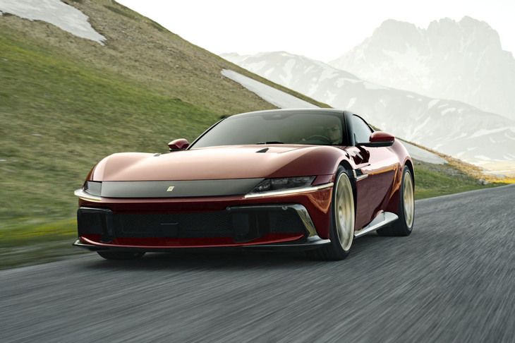 イタリア時間の2026年7月3日に発表された「フェラーリ12チリンドリ マヌアーレ」。車名に「Manuale」とあるとおり、シフトレバーを手動（マニュアル）で操作して変速できることが最大の特徴となっている。