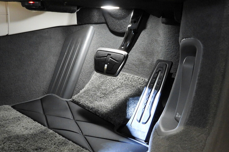 BMW i7 M70 xDrive（アクセル／ブレーキペダル）