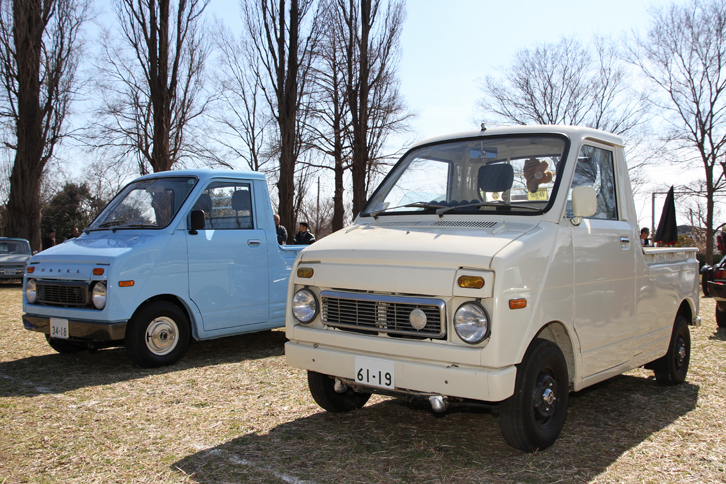 2台の「ホンダ・ライフ ピックアップ」。前出の軽乗用車「ライフ」のプラットフォームに、セミキャブオーバーのバンボディーを架装した商用バンが「ライフ ステップバン」で、その兄弟車となるピックアップ。1972年に登場した。