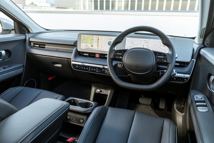 エッジの効いたエクステリアに対し、インテリアは柔らかい線や面で構成。菜の花やトウモロコシの成分を活用したバイオ塗料に、サトウキビを原材料にした繊維、植物性オイルで加工した本革など、各所に環境に配慮した素材が使われている。（写真：山本佳吾）