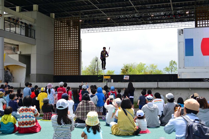 ステージでは、ショートムービーの上映や大道芸人によるパフォーマンスも行われた。巧みなバランス感覚で器用に道具を操る大道芸に、チビッ子たちも夢中だった。